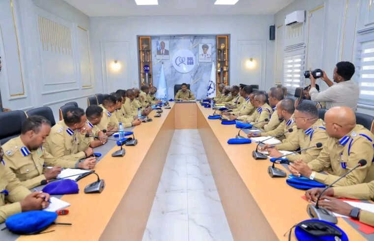 Taliyaha Ciidanka Boliiska Soomaaliyeed Sarreeye Guuto Asad Cismaan Cabdullaahi ayaa shir gudoomiyey kulanka Todobaadlaha ee Hogaanada ,