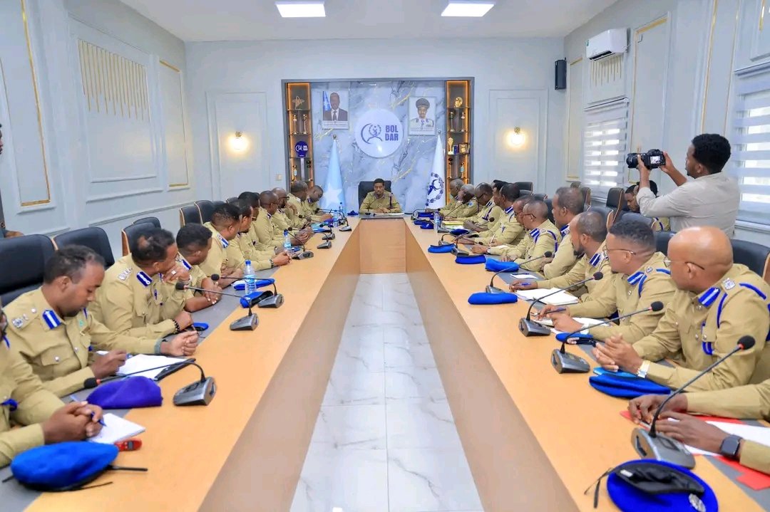 Taliyaha Ciidanka Boliiska Soomaaliyeed Sarreeye Guuto Asad Cismaan Cabdullaahi ayaa shir gudoomiyey kulanka Todobaadlaha ee Hogaanada ,