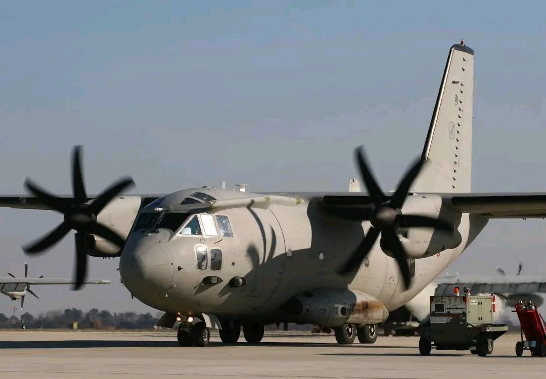 Diyaarad C130 Aircraft oo ah nooca xamuulka qaada oo laga lee yahay wadanka Talyaaniga ayaa muqdisho maanta kadajisay qalab militry.