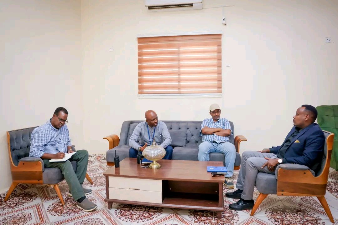 Agaasimaha Guud ee Madaxtooyada Dowladda Koonfur Galbeed Mudane Cabdifataax Mahad Cabdiraxmaan Aadan, ayaa xafiiskiisa ku qaabilay Madaxa Xafiiska UNTMIS ee magaalada Baydhabo, Mudane Englbert Kueko.