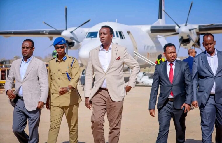 Guddoomiyaha Guddiga Doorashooyinka Madaxa-bannaan  ayaa maanta soo gaaray Magaalada Baydhabo ee Xarunta Gobolka Baay.