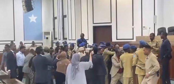 Rabshad ka taagan BFS iyo Booliska oo Gacan qaad ku sameeyay Xildhibaanada