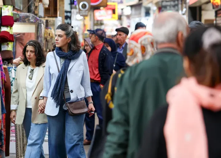 Iyadoo ay socdaan weerarrada Mareykanka iyo Israa’iil, dadka Iiraan waxay ku dhibtoonayaan inay ka badbaadaan dhaqaalaha liita.