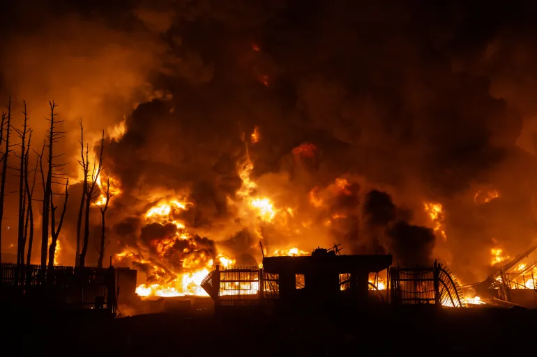 Saliiddu waxay kor u dhaaftay $100 halkii foosto, kaydka kaydka ayaa hoos u dhacay iyadoo dagaalka Mareykanka iyo Israa’iil ee Iiraan uu sii xoogaysanayo.