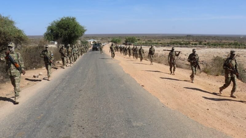 Weerar kedis ah: Al-Shabaab oo jidka u galay ciidamo ka amba baxay Buurhakaba