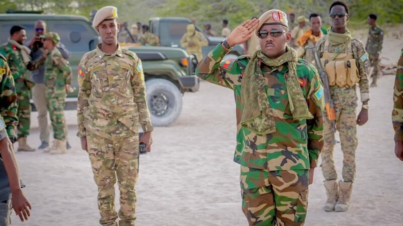 Taliyaha CXD oo Booqday Jiidda Hore ee Dagaalka ee Gobolka Shabeellaha Dhexe, Dhiirrigelinna u Muujiyay Ciidamada