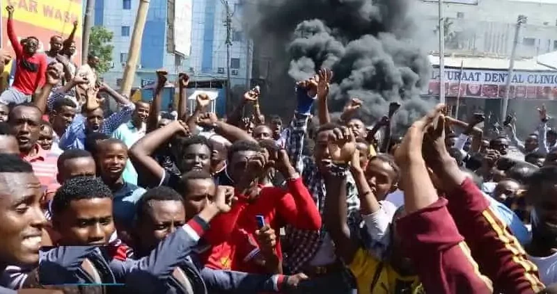 Bannaanbax ka Qarxay Bakaaraha: Ganacsato ka Horyimid Iibinta Dhulkooda