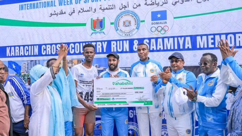 Ra’iisul Wasaare Xamsa Cabdi Barre oo Xiritaanka Tartanka Orodka si Sharaf Leh uga Qeyb Galay