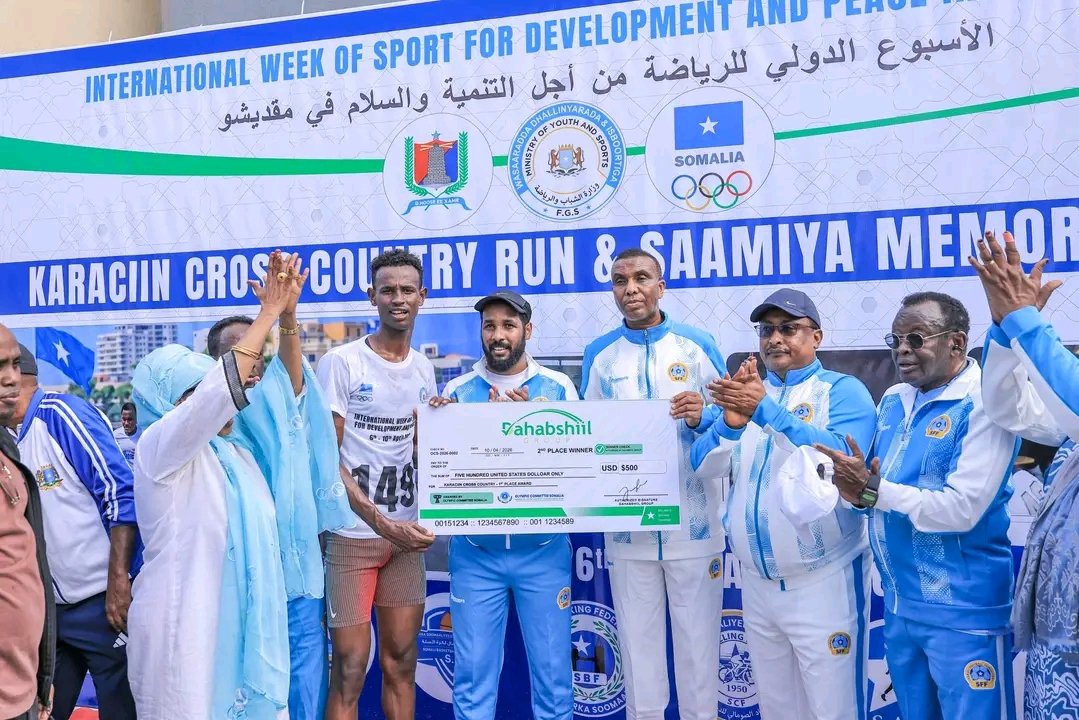 Ra’iisul Wasaare Xamsa Cabdi Barre oo Xiritaanka Tartanka Orodka si Sharaf Leh uga Qeyb Galay