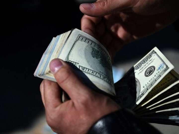 Aqalka Cad ayaa u digay shaqaalaha ka dib markii shaki laga muujiyay waqtigii sharadka saliidda ee $500 milyan ahaa