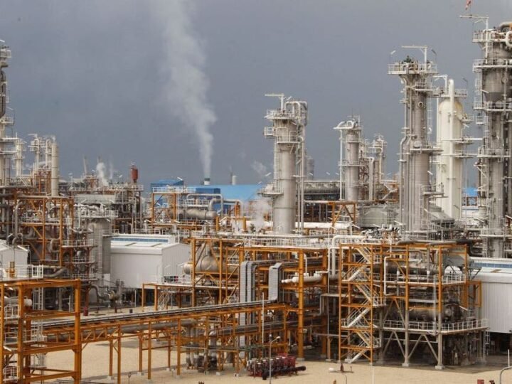 Israa’iil oo “weerar xooggan” ku qaadday xarunta batroolka ugu weyn Iiraan