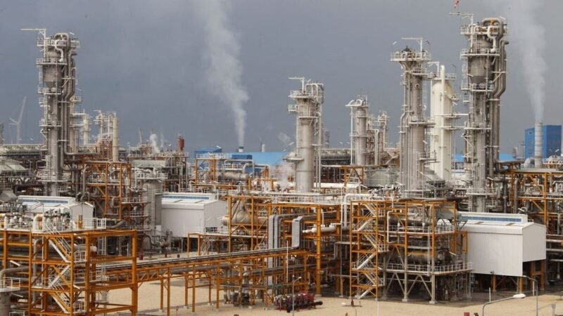 Israa’iil oo “weerar xooggan” ku qaadday xarunta batroolka ugu weyn Iiraan