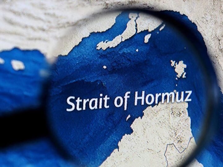 Taangiyada ayaa ka gudbaya marin biyoodka Hormuz maalintii ugu horreysay ee xayiraadda Mareykanka, sida ay muujinayaan xogtu