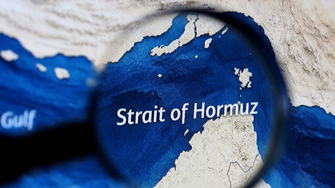 Taangiyada ayaa ka gudbaya marin biyoodka Hormuz maalintii ugu horreysay ee xayiraadda Mareykanka, sida ay muujinayaan xogtu