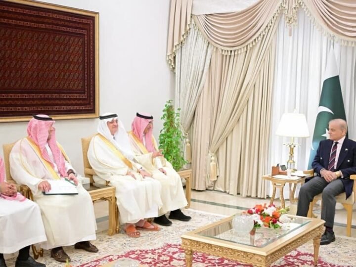 Al-Jadaan oo ka socda Sacuudi Carabiya ayaa ku sugan Pakistan si uu ula kulmo Shariif