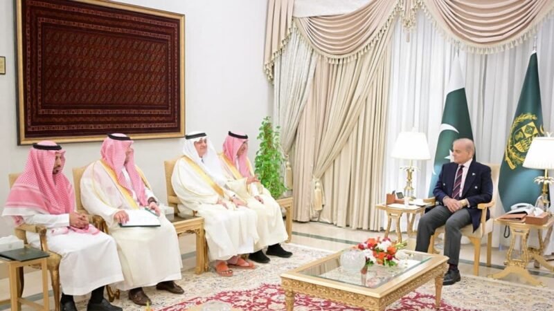 Al-Jadaan oo ka socda Sacuudi Carabiya ayaa ku sugan Pakistan si uu ula kulmo Shariif