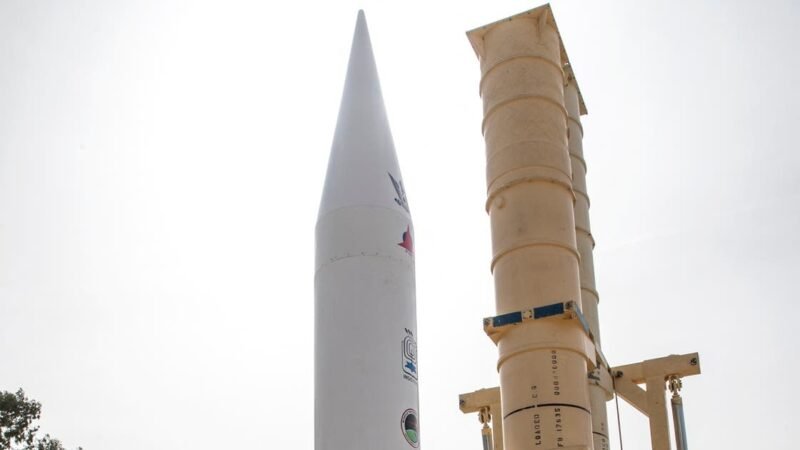 Israa’iil ayaa sheegtay inay kor u qaadayso wax soo saarka gantaalada Arrow ee ka hortaga gantaalada