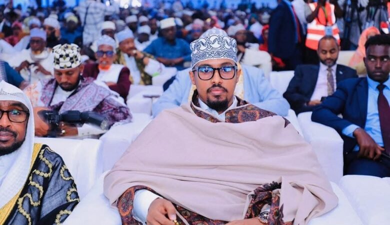 Hambalyo iyo Bogaadin: Farmaajo oo Salaan u Diray Ugaas Cabdirisaaq Ugaas