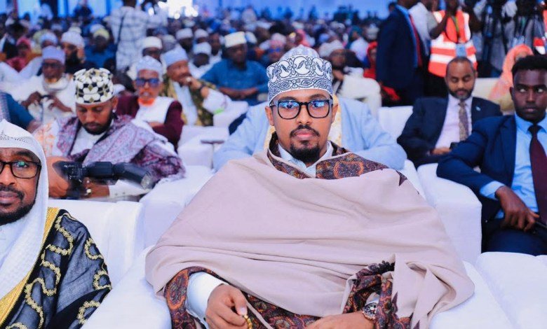 Hambalyo iyo Bogaadin: Farmaajo oo Salaan u Diray Ugaas Cabdirisaaq Ugaas