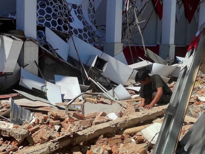 Dhulgariir ka dhacay Indonesia ayaa dumiyay dhismayaal, waxaana ku dhintay hal qof, waxaana ka dhashay tsunami yar.