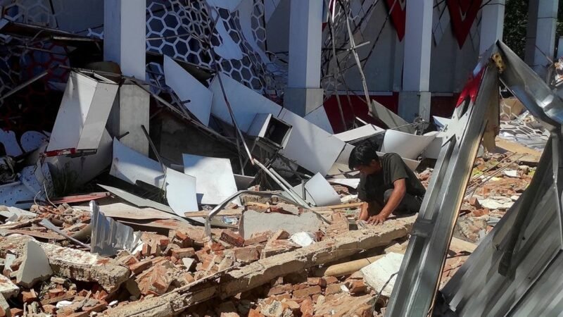 Dhulgariir ka dhacay Indonesia ayaa dumiyay dhismayaal, waxaana ku dhintay hal qof, waxaana ka dhashay tsunami yar.